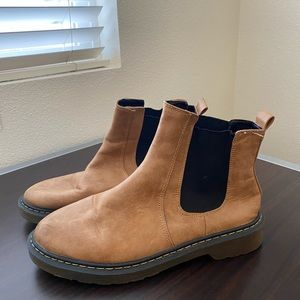 DOC MARTEN BOOTIES